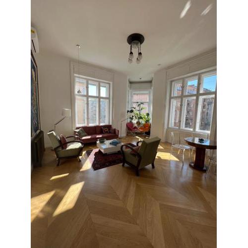 Unique Artistic Apartment by H´Ereggi