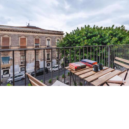 Ursino apartment with balcony by Wonderful Italy