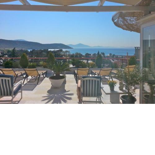 Varkiza Seaside Penthouse with Private Roof Deck