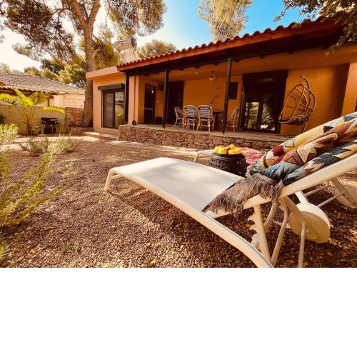 Varkiza small villa near sea beautiful garden & free parking