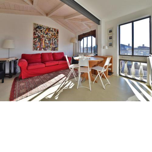 Venice Homes & Holidays Art District