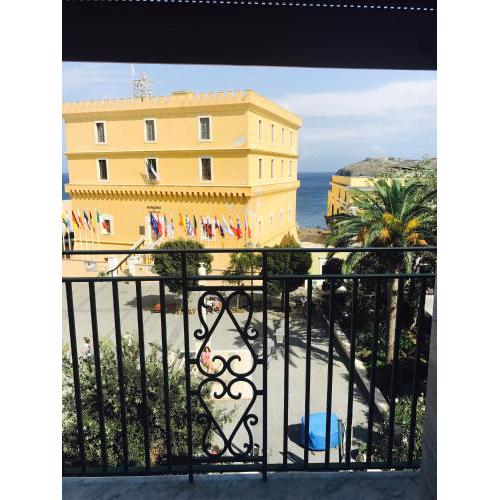 Ventotene La casa in Piazza