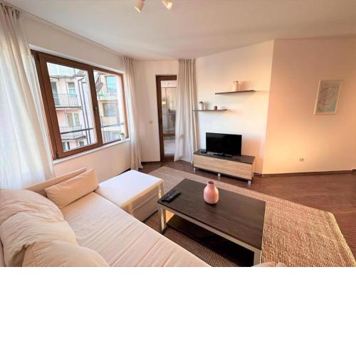 very central apartment / archeological museum