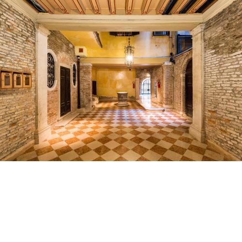 Very central apartment in historical 1600 Palace with LIFT sanitize with OZONE