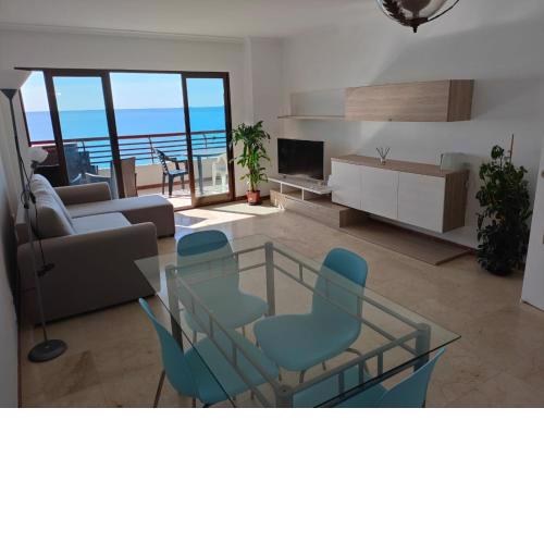 Very lightful apartment. Incredible sea views. Big terrace, Swimming pool. AC. Very close to Alicante city center.