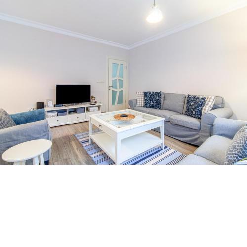 Vibrant and Central Flat with Balcony in Maltepe