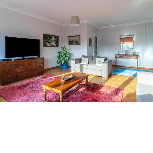 Vibrant Flat next to Etiler Metro Station