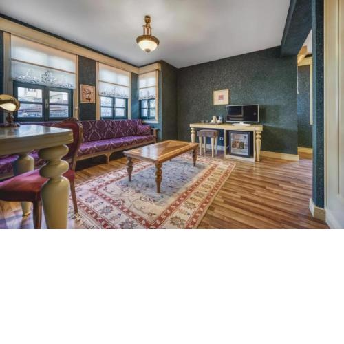 Vibrant Hotel Suite located in Historical area surrounded by Nature