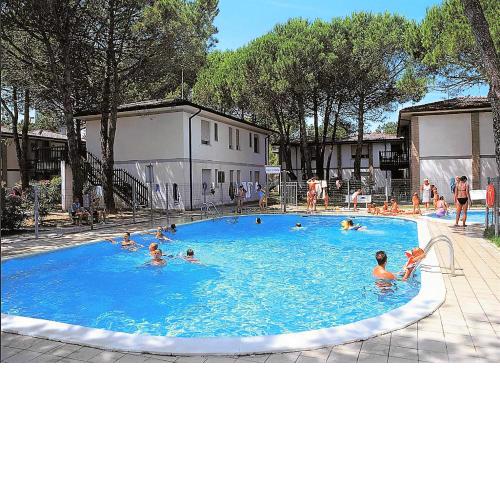 Villa 4 appartamenti in villaggio con piscina