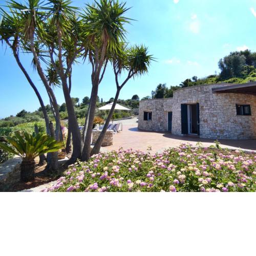 Villa Agapanto - Trulli Vista Mare con Ampio Giardino Privato
