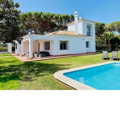 Villa Alemania con Piscina en Urbanización Roche Conil Cádiz Andalucía España