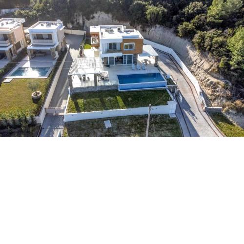 Villa Alpha - 5 Bdrms, Private Pool, Sea View, BBQ