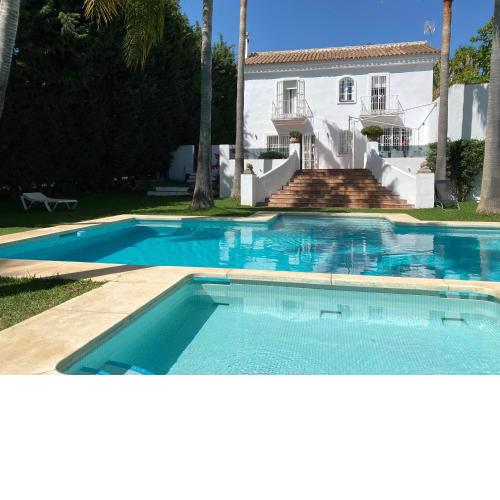 Villa Aqua prívate six suite bedrooms with large pool