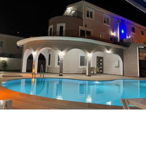Villa ay