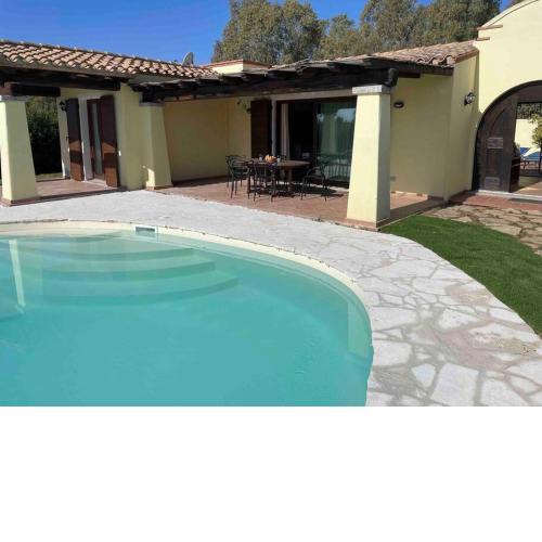 Villa Babajola - Modern and spacious 3 bedroom villa 5 min walk to sandy beach!