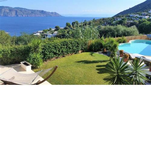 Villa Batanà con piscina e giardino sul mare, Santa Marina Salina