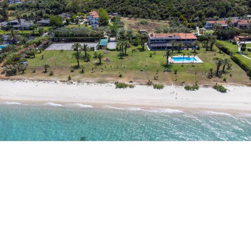 Villa Beachfront Kiss - 4bdrms, Tennis Court, Pool, BBQ, Beachfront