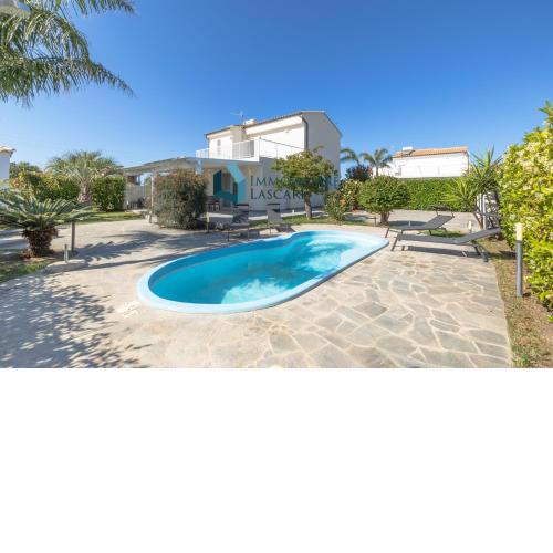 Villa Bianca con piscina privata a pochi passi dalla spiaggia