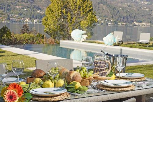 Villa Bianca directly on the lake modern amazing