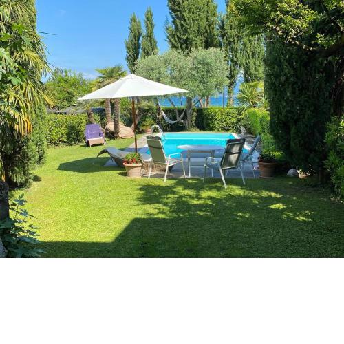 Villa Bionda - a gem with pool at beach of Lake Garda
