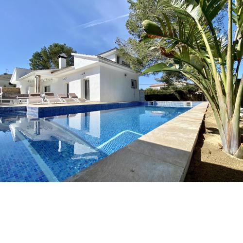 Villa Bouganvilla luxury villa with air-con, & private swimming pool ideal for families