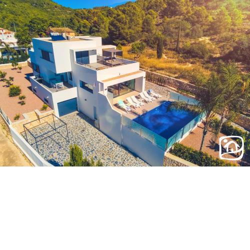 Villa Caballito De Mar by Abahana Villas