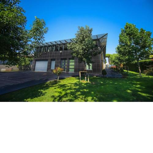 Villa, carefully finished with quality materials