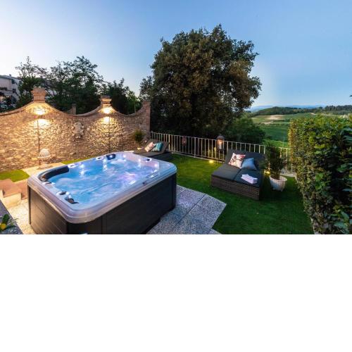 Villa Chianti, your Secret 4 Bedrooms Retreat with View over the Vineyards in Marcialla