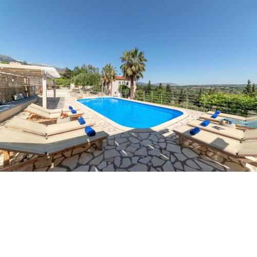 Villa Chrysallis with heated pool