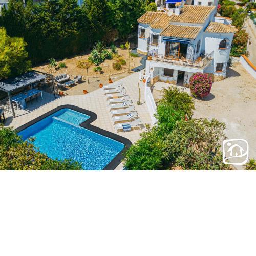 Villa Cinco Soles by Abahana Villas