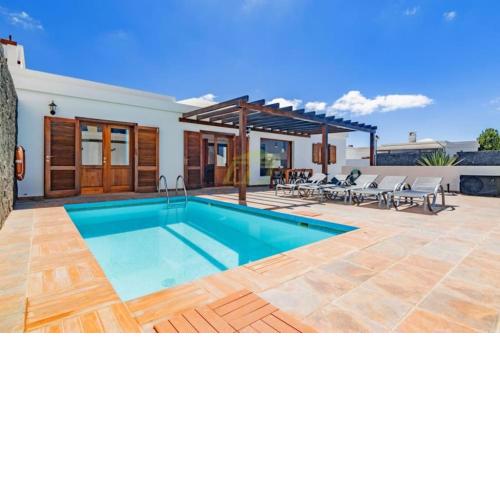 Villa Citrus - Playa Blanca, private heated pool, air conditioner