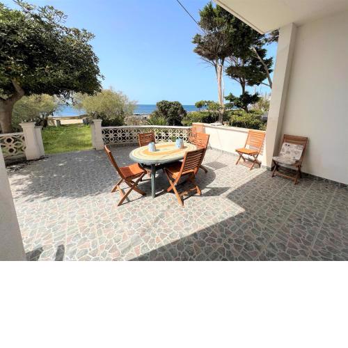 Villa climatizzata fronte mare con grande patio esterno