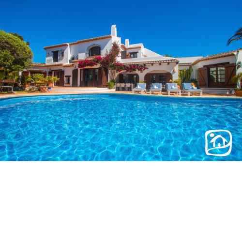 Villa Cogoll by Abahana Villas