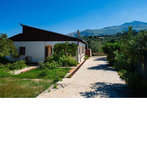 VILLA con giardino a 5 min dal mare