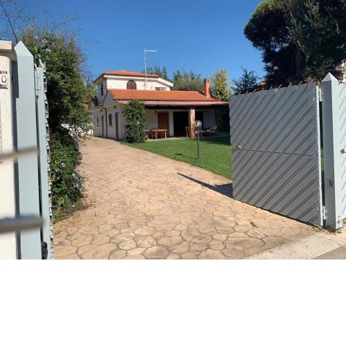 Villa con piscina a 200m dal mare.