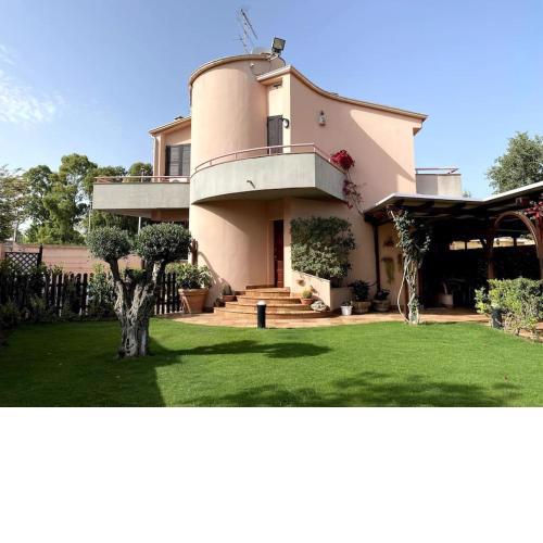Villa con piscina e giardino a due passi dal mare.