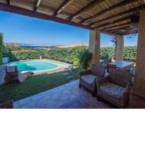 Villa con Piscina e Vista Mare