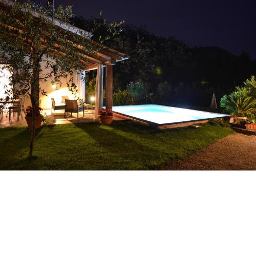 villa con piscina esclusiva nel verde