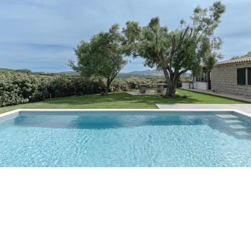 [VILLA CON PISCINA] NELLE COLLINE DELLA GALLURA