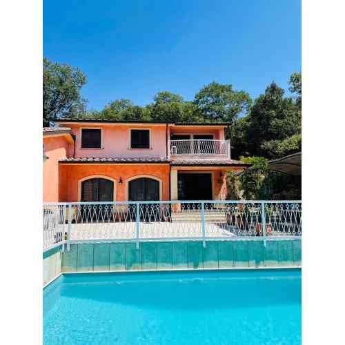 Villa con piscina sul lago