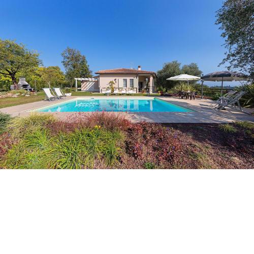 Villa Daniela con piscina vista lago by Wonderful Italy
