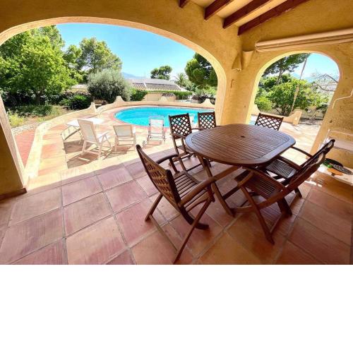 Villa de estilo español con jardín y piscina