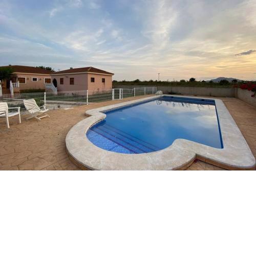 Villa Dolores, un chalet con piscina y barbacoa en la huerta del Segura.