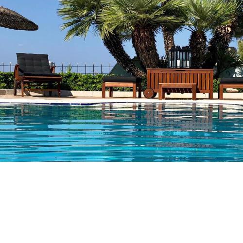 Villa Dolphin - Beachfront Maisonette with Pool