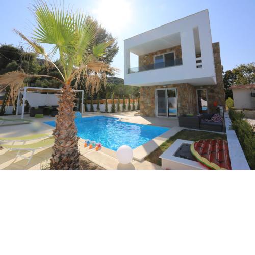 Villa Douglas - Private Pool, BBQ, 4Bdrms, View