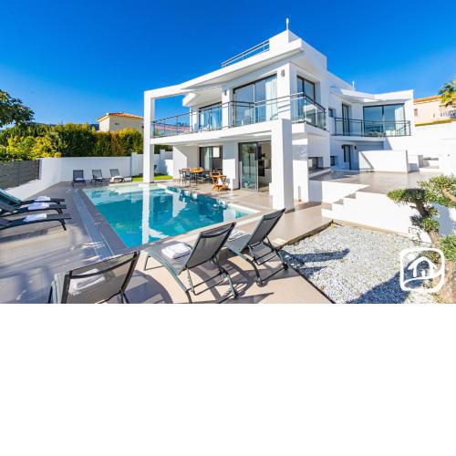 Villa Dunamoon by Abahana Villas