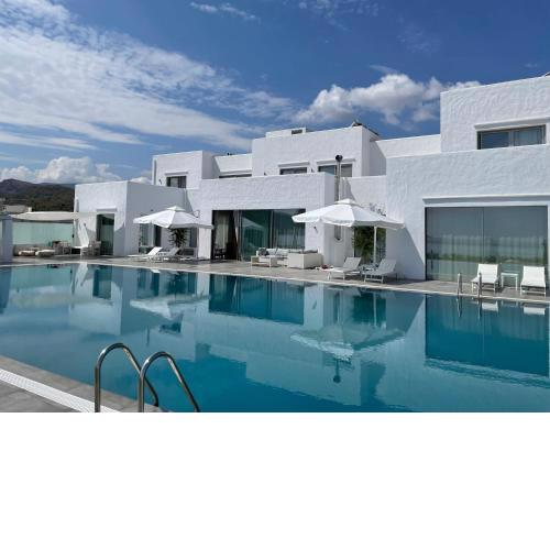 Villa Elia Waterfront Suites & Pool