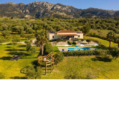 Villa Elia with pool and sea views