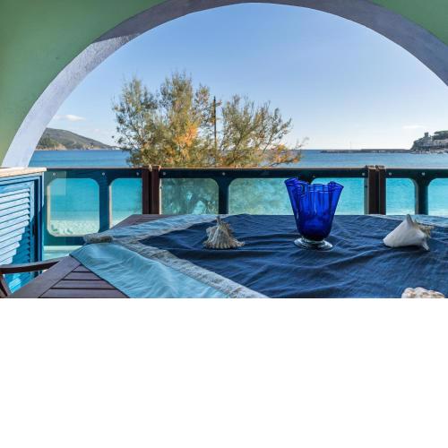 Villa Emanuela edge of the sea