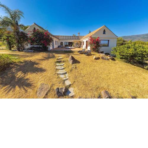 Villa en la montaña con vistas al mar